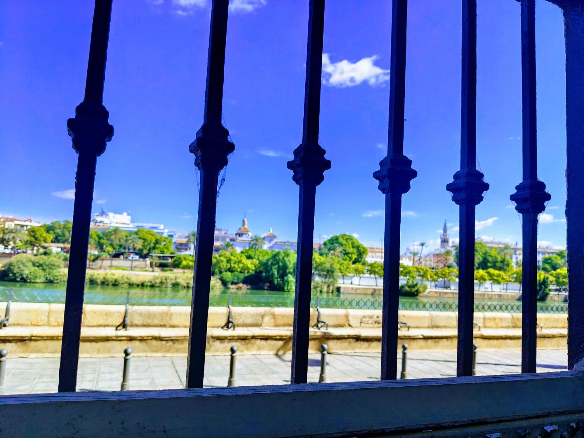 Boho Chic River Side Apartment Sevilla Bagian luar foto