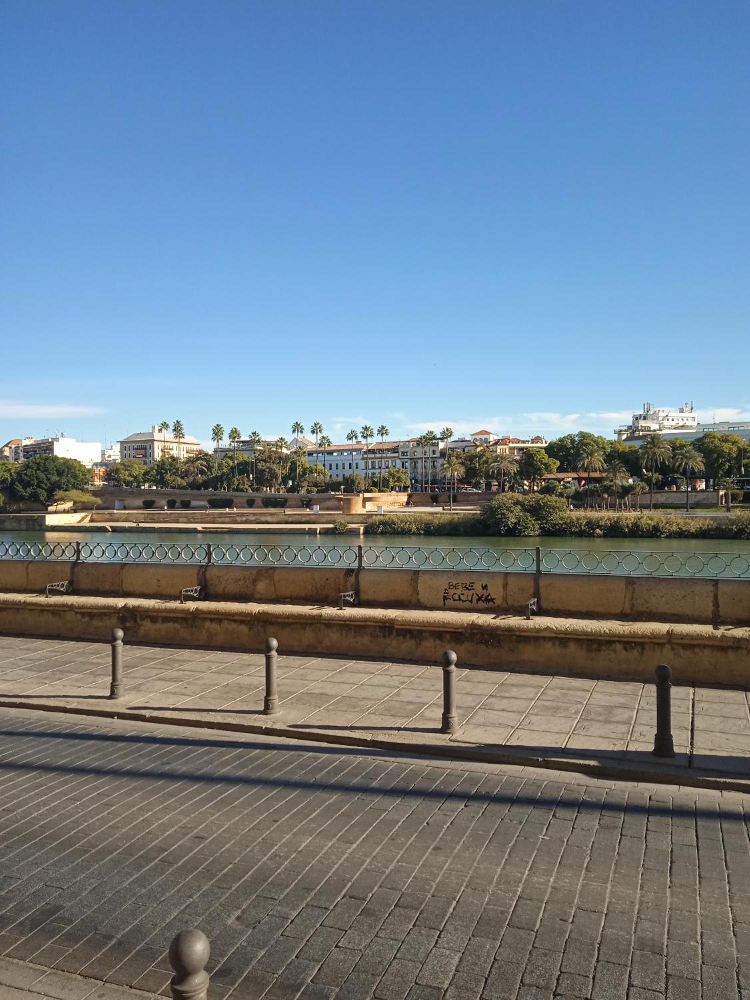 Boho Chic River Side Apartment Sevilla Bagian luar foto